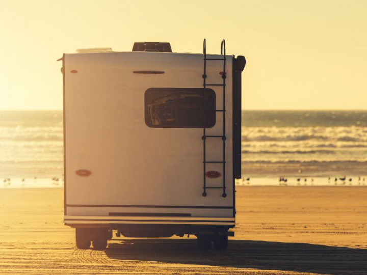 área autocaravanas a pie de playa